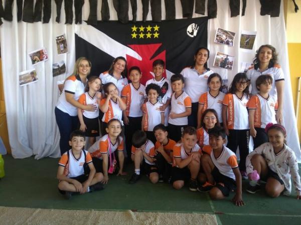 Otávio Coelho ao lado dos colegas de sala