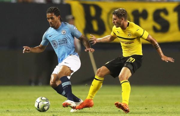 Douglas Luiz participou da pré-temporada do time principal do Manchester City