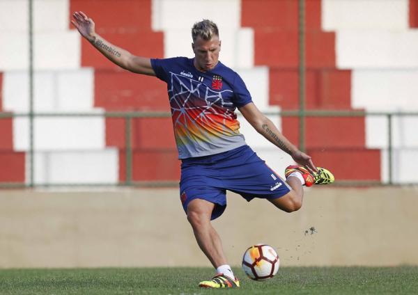 Maxi López aprimora pontaria durante treinamento
