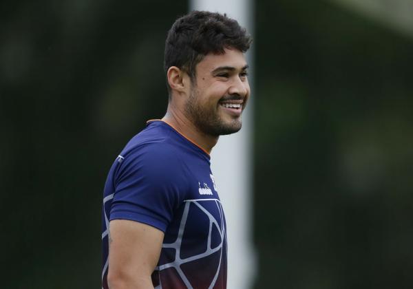 Vinícius Araújo sorri durante atividade no CT das Vargens