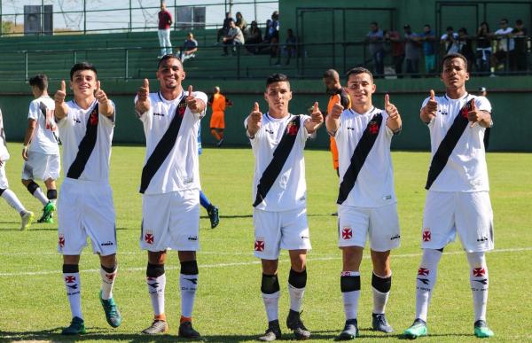 Meninos da Colina comemoraram goleada em grande estilo