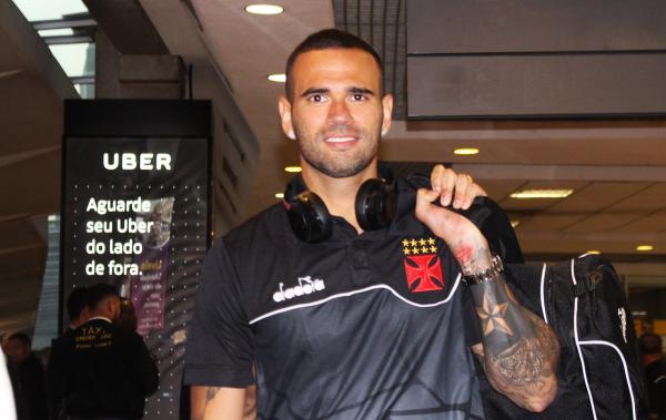Leandro Castan no desembarque cruzmaltino em São Paulo