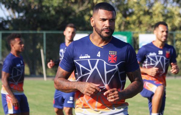 Breno durante treino do Vasco