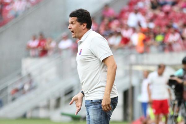 Claudinei Oliveira assume o Paraná pela terceira vez, a primeira na Série A