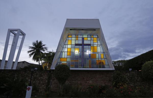 Capela de Nossa Senhora das Vitórias fica atrás de um dos gols de São Januário