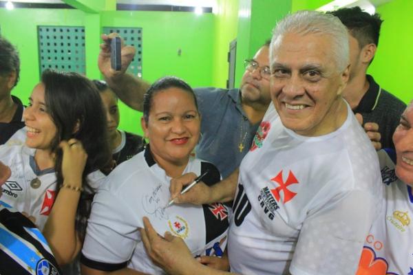 Roberto Dinamite prestigiou o amistoso festivo e foi um dos mais assediados