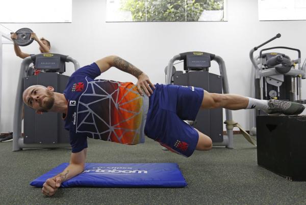 Luiz Gustavo realiza atividade na academia do CT das Vargens