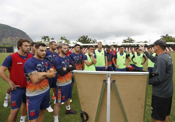 Ao lado dos companheiros, Luiz Gustavo acompanha orientações de Valdir