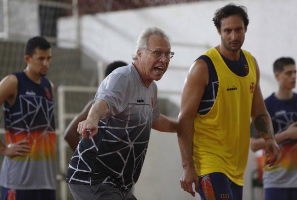 Bial orienta Pilar durante treino em São Januário