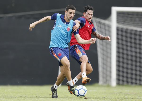 Thiago Galhardo disputa bola com Giovanni Augusto em treino