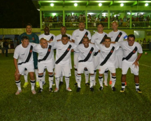 Time vascaíno posa antes do jogo contra a seleção de Manicoré