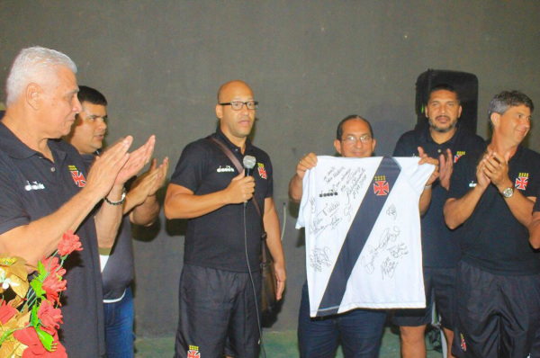 Prefeito da cidade, que é vascaíno, recebeu uma camisa do Vasco autografada