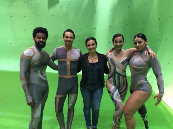 Camille Rodrigues (à dir.) ao lado dos demais dançarinos da abertura do Fantástico