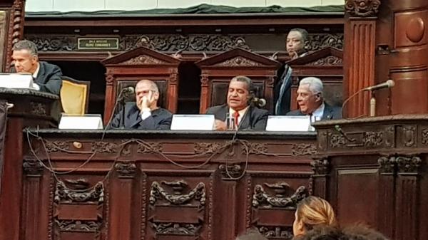 Roberto Dinamite chega e também compõe a mesa