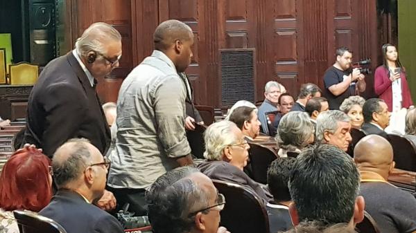 Presidente do Conselho de Beneméritos do Vasco, Eurico Miranda também chega para compor a mesa