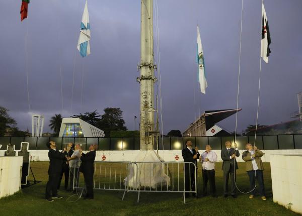 Hasteamento das bandeiras em São Januário