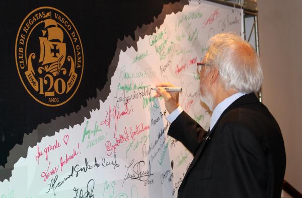 Presentes na Sessão Solene deixaram assinatura em painel comemorativo dos 120 anos