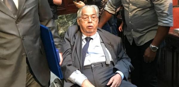 Em uma cadeira de rodas, Eurico Mirana chega para evento em homenagem ao Vasco