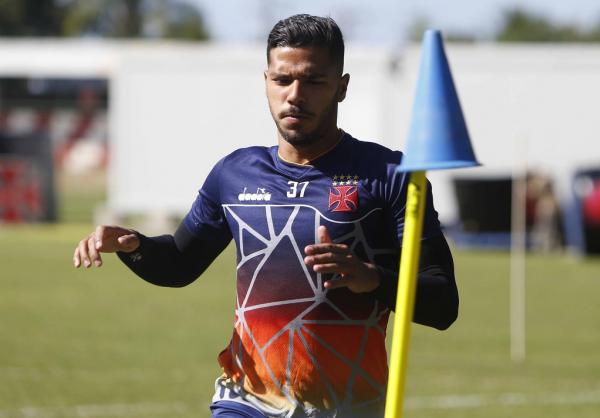 Henrique durante trabalho no CT do Almirante