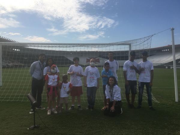 Crianças pisaram no gramado de São Januário
