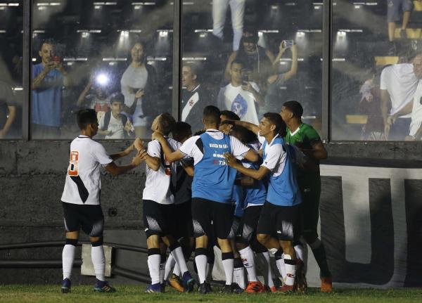 Jogadores comemoram o segundo gol com a torcida