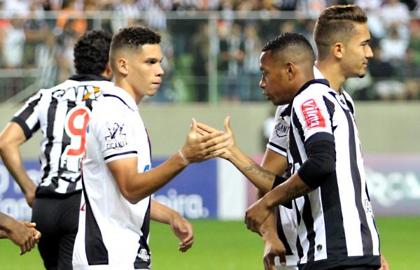 Paulinho cumprimenta ídolo Robinho antes da bola rolar