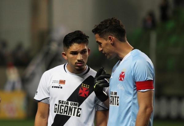 Martín orienta o volante Andrey antes do jogo com o Atlético-MG