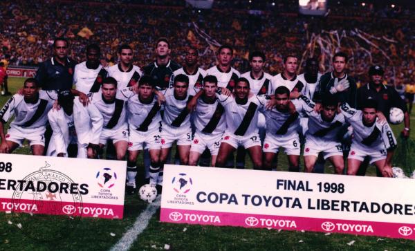 Equipe posa para a foto no jogo final, em Guaiaquil