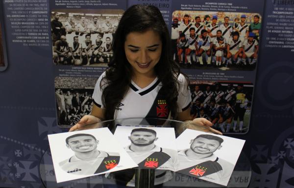 Brenda posa com os desenhos de Thiago Galhardo, Henrique e Andrés Ríos