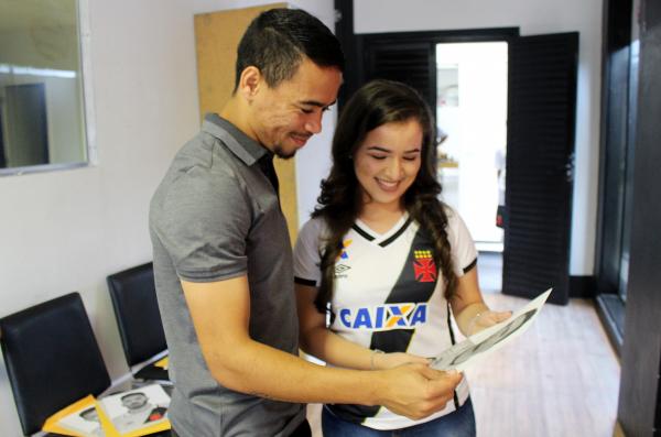 Yago Pikachu admira obra de arte produzida pela talentosa desenhista