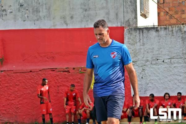 Carlos Germano atualmente trabalha como auxiliar técnico no Maricá