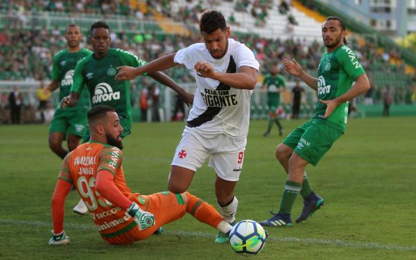 Andrés Ríos dribla Jandrei para marcar contra a Chapecoense no 1º turno