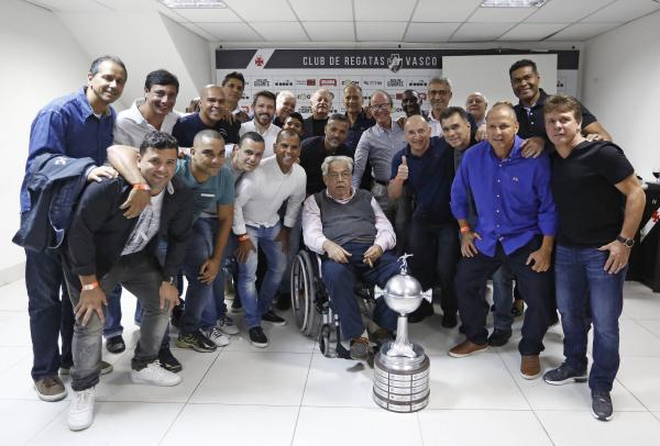 Campeões em 98 posam com o Presidente Alexandre Campello e com um réplica da taça