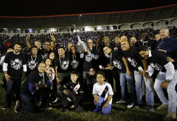 Campeões deram uma volta olímpica e vibraram com a torcida