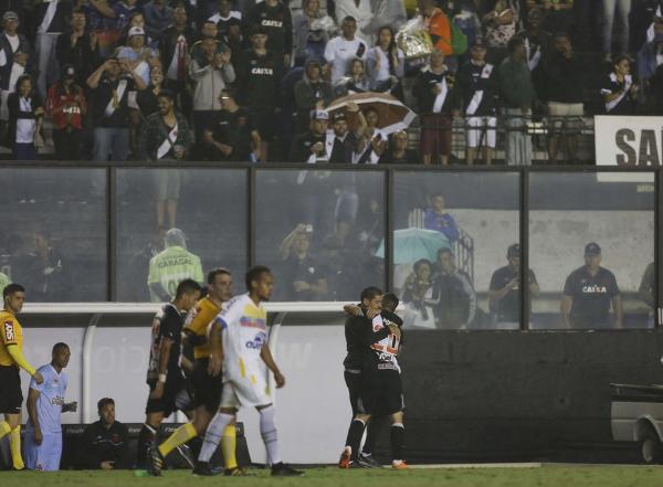 Wagner fez questão de abraçar Valdir após abrir o placar