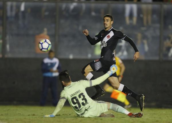 Galhardo toca na saída de Jandrei para fechar o placar