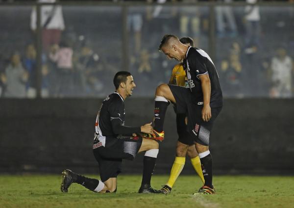 Thiago festeja gol ao lado do argentino Maxi López