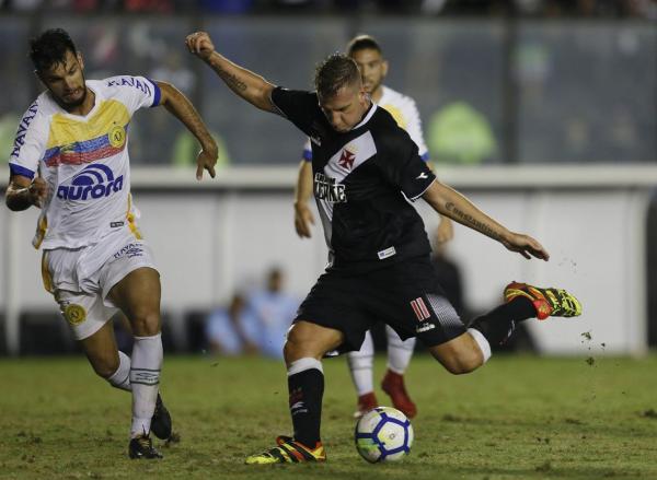Maxi López brilhou diante da Chapecoense em São Januário