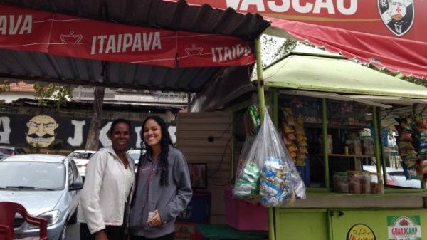 Torcedoras do Vasco aprovam fama de galã de Alberto Valentim