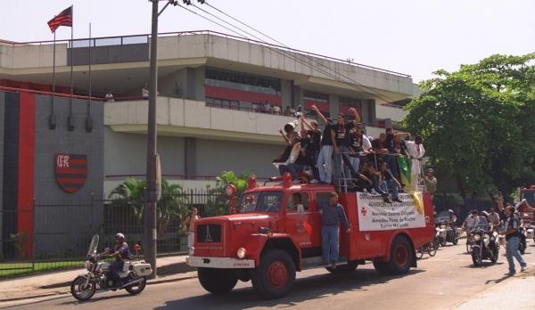 Carro com jogadores do Vasco passa em frente à sede do Flamengo, em 1998