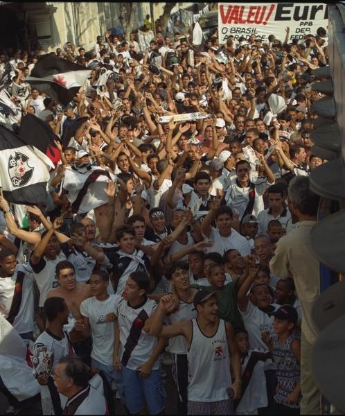 Torcedores comemoram em frente à sede do Vasco