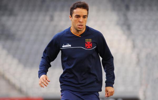 Lenon suando a camisa no palco do jogo desta quarta