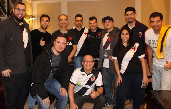 Gigantes posam ao lado do meio-campo Wagner