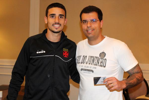 Thiago Galhardo participou da entrega de carteirinhas