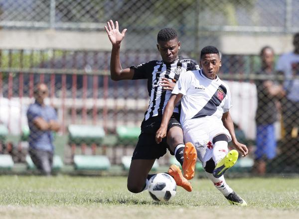 Juan toca para marcar o gol da vitória diante do Atlético-MG