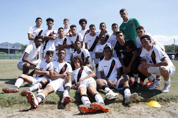 Garotada posa após a vitória e classificação na Copa da Amizade