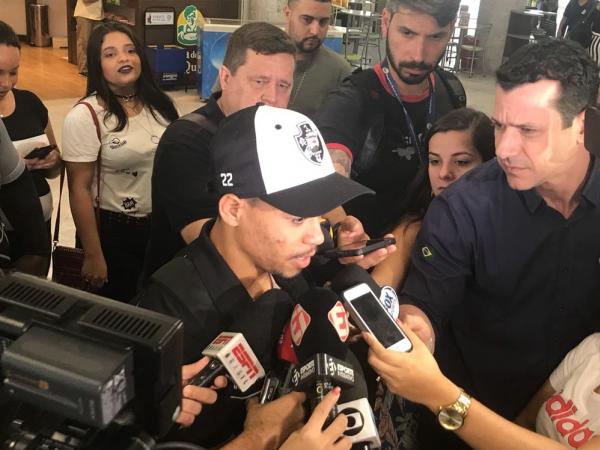 Pikachu no retorno do Vasco ao Rio após a derrota em Curitiba