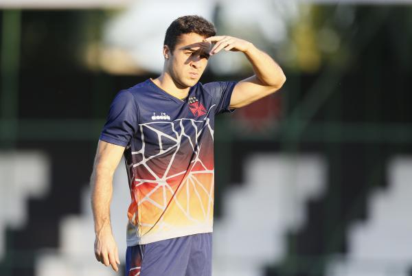 Lenon durante treinamento no CT do Almirante