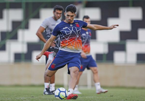 Andrey aprimora pontaria observado por Alberto Valentim