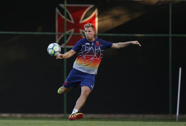 Maxi López aprimorando a pontaria no CT do Almirante